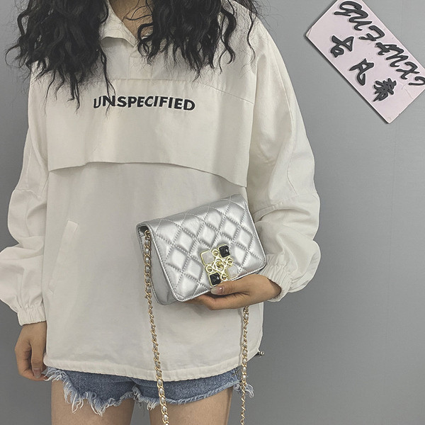 Modern női táska fém fogantyúval és kövekkel