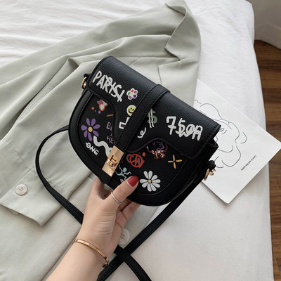 Női táska fém csattal és hosszú füllel, öko bőrből