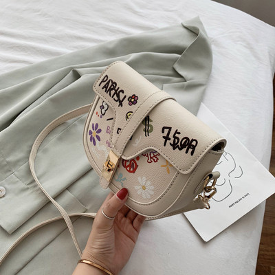 Női táska fém csattal és hosszú füllel, öko bőrből