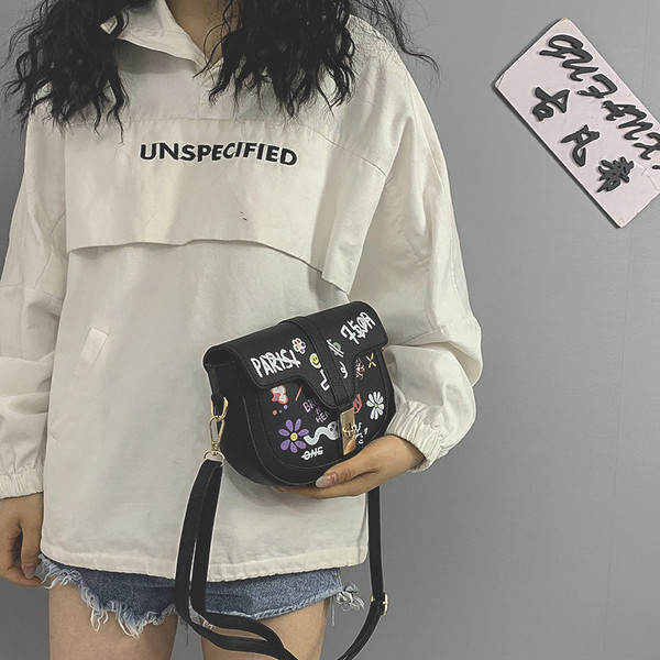 Női táska fém csattal és hosszú füllel, öko bőrből