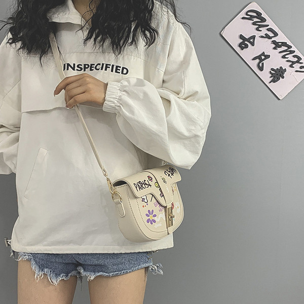 Női táska fém csattal és hosszú füllel, öko bőrből