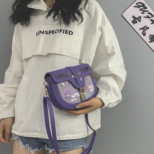 Női táska fém csattal és hosszú füllel, öko bőrből