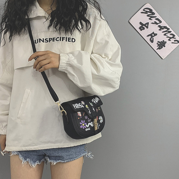 Női táska fém csattal és hosszú füllel, öko bőrből