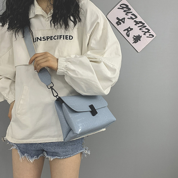 Γυναικεία τσάντα με υφασμάτινη λαβή από οικολογικό δέρμα