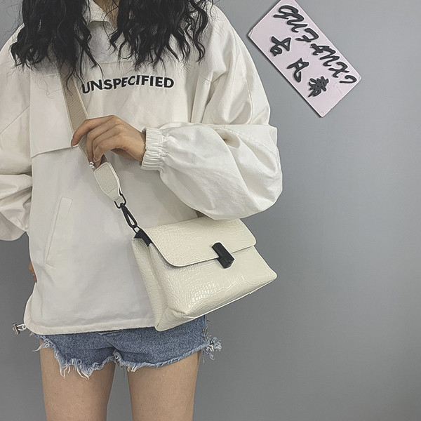 Γυναικεία τσάντα με υφασμάτινη λαβή από οικολογικό δέρμα