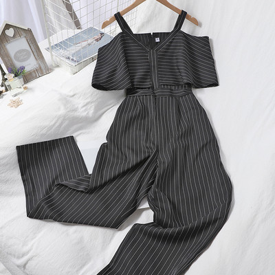 Dugi ženski kombinezon s kovrčama i golim ramenima