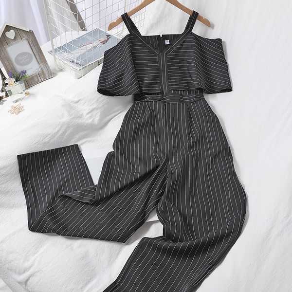 Dugi ženski kombinezon s kovrčama i golim ramenima