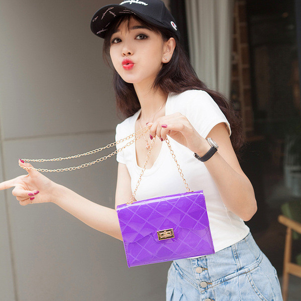 Női szilikon válltáska fém lánccal