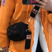 Modern női válltáska cseresznye hímzéssel