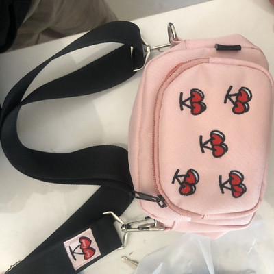 Modern női válltáska cseresznye hímzéssel