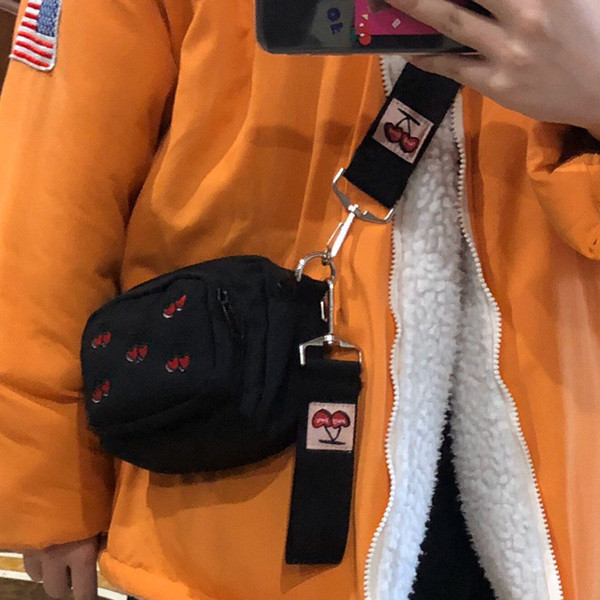 Modern női válltáska cseresznye hímzéssel