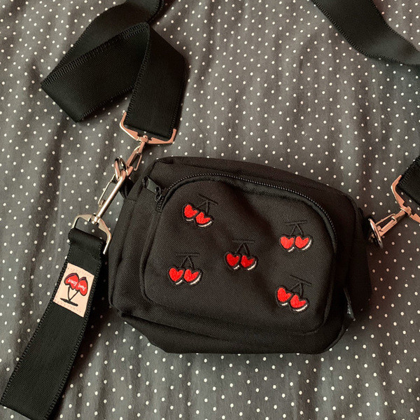 Modern női válltáska cseresznye hímzéssel