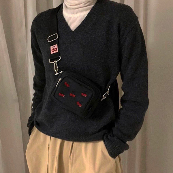 Modern női válltáska cseresznye hímzéssel