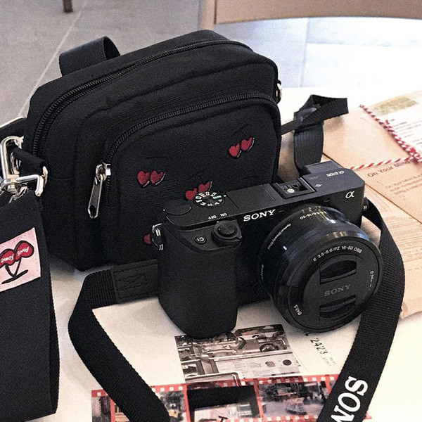 Modern női válltáska cseresznye hímzéssel