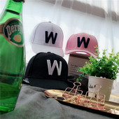 Modern férfi sapkák hímzéssel és napellenzővel