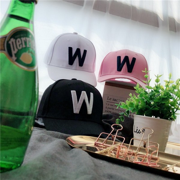 Modern férfi sapkák hímzéssel és napellenzővel