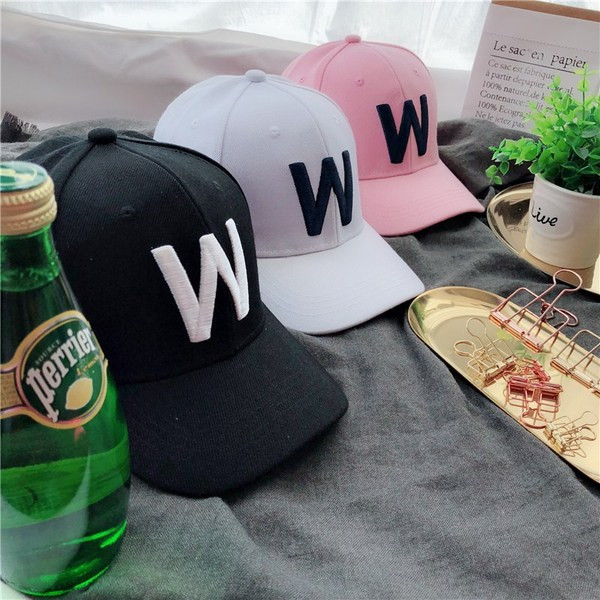 Modern férfi sapkák hímzéssel és napellenzővel