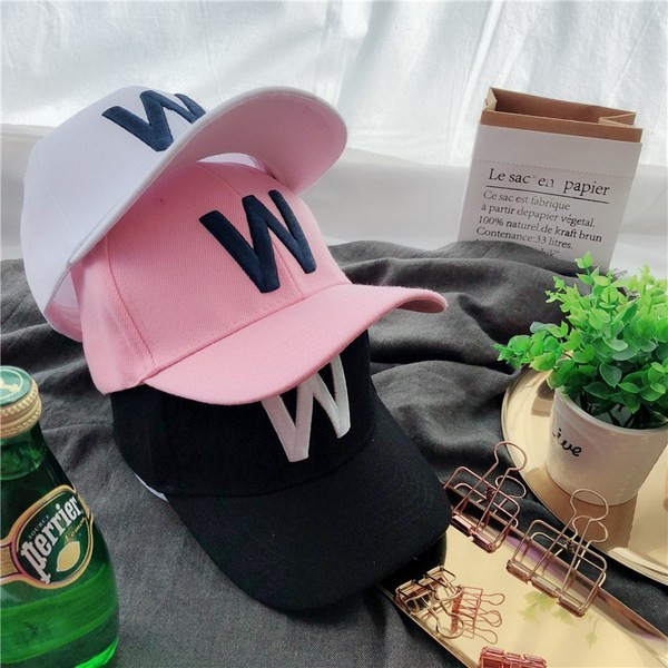 Modern férfi sapkák hímzéssel és napellenzővel