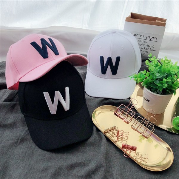 Modern férfi sapkák hímzéssel és napellenzővel