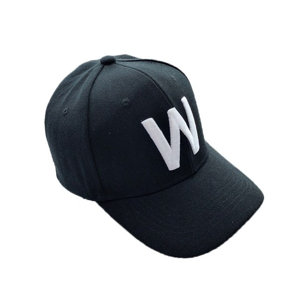 Modern férfi sapkák hímzéssel és napellenzővel