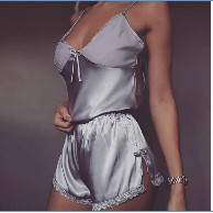 Női szatén pizsama két részből, csipkével és vékony pántokkal