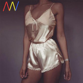 Női szatén pizsama két részből, csipkével és vékony pántokkal