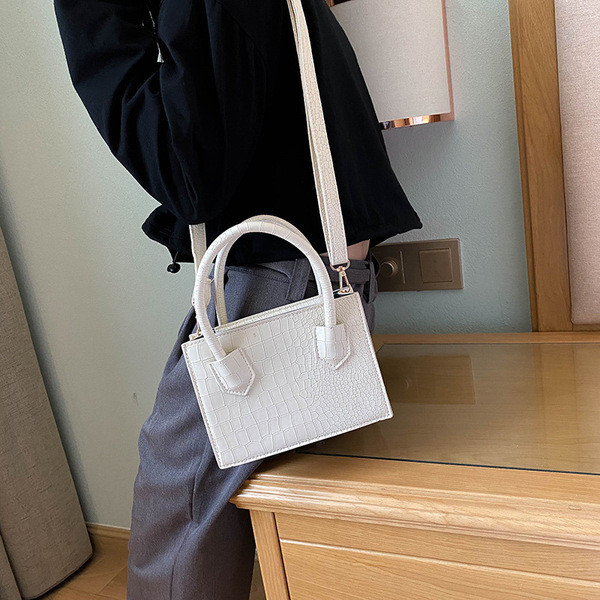 Modern kis női táska két füllel