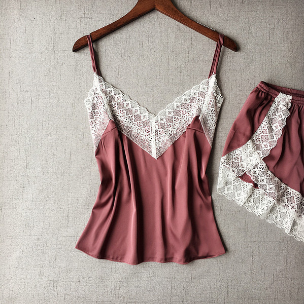 Naiste kaheosaline satiinist pidžaamad pitsi ja sügava kaelusega