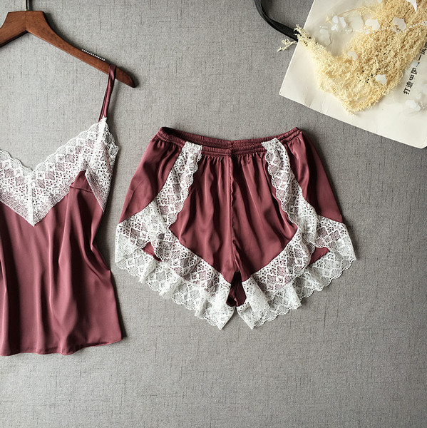 Naiste kaheosaline satiinist pidžaamad pitsi ja sügava kaelusega