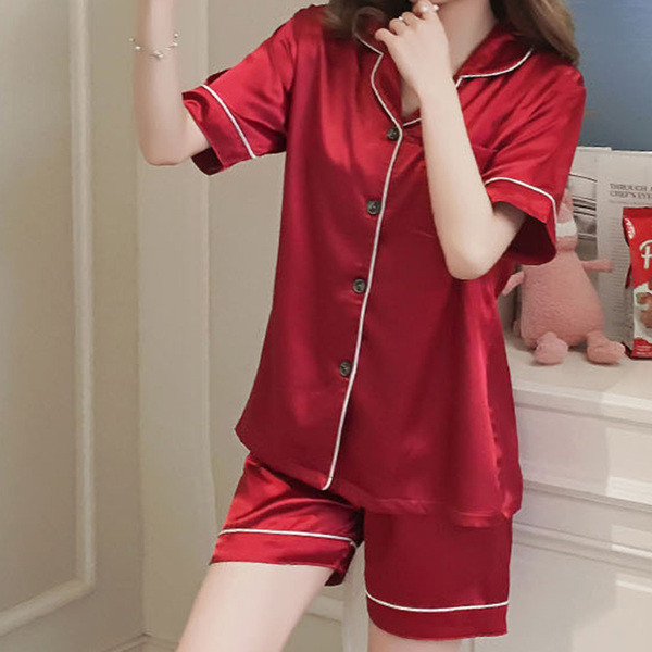 Női pizsama két részből - rövidnadrág és gombos felső