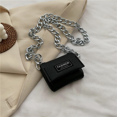 Női kis táska hosszú fémlánccal több színben