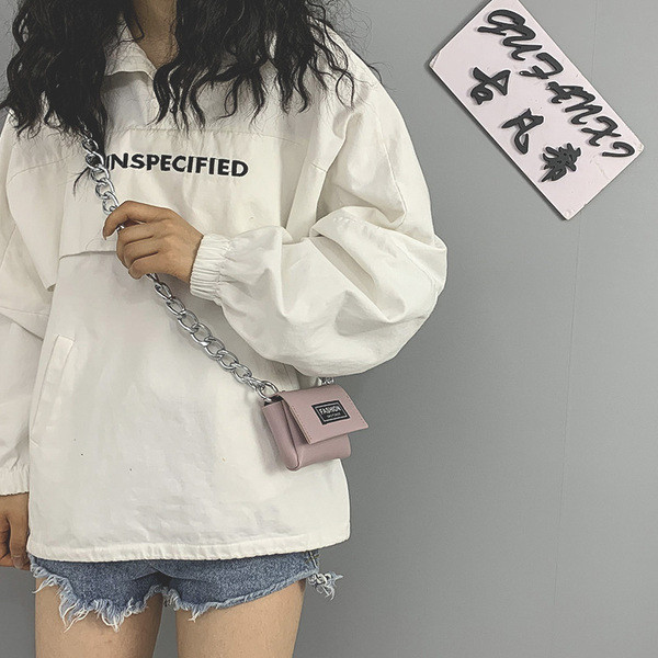 Női kis táska hosszú fémlánccal több színben