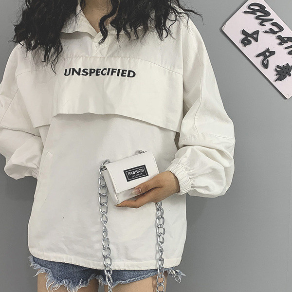 Női kis táska hosszú fémlánccal több színben