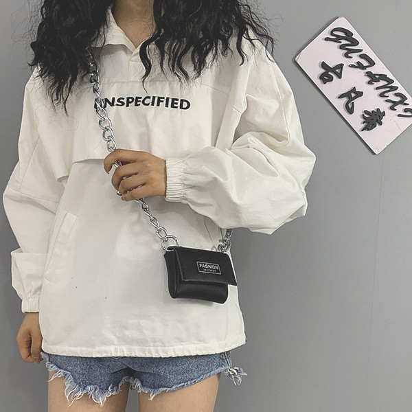 Női kis táska hosszú fémlánccal több színben