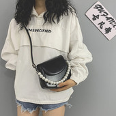 Női mindennapi táska gyöngyökkel és hosszú füllel több színben