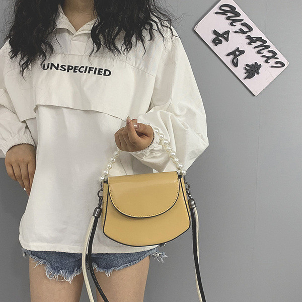 Női mindennapi táska gyöngyökkel és hosszú füllel több színben