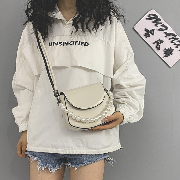 Női mindennapi táska gyöngyökkel és hosszú füllel több színben