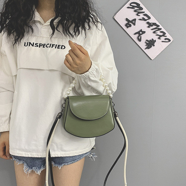 Női mindennapi táska gyöngyökkel és hosszú füllel több színben