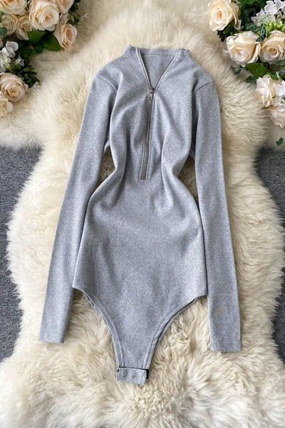 Női test hosszú ujjal és cipzárral