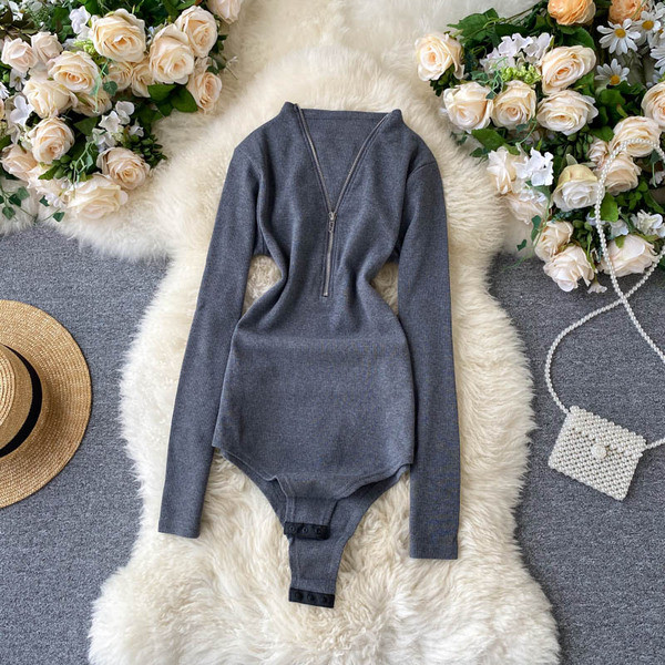 Női test hosszú ujjal és cipzárral