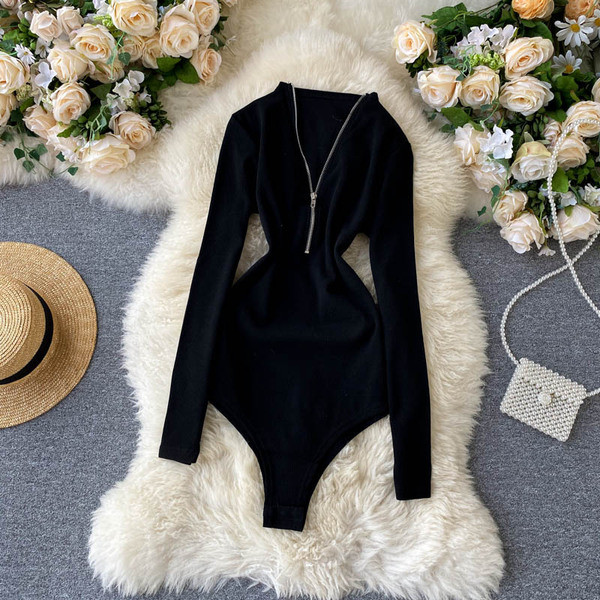 Női test hosszú ujjal és cipzárral