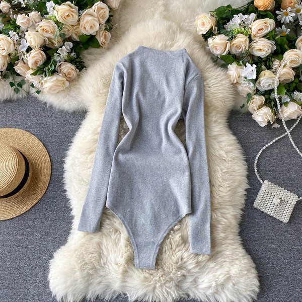 Női test hosszú ujjal és cipzárral