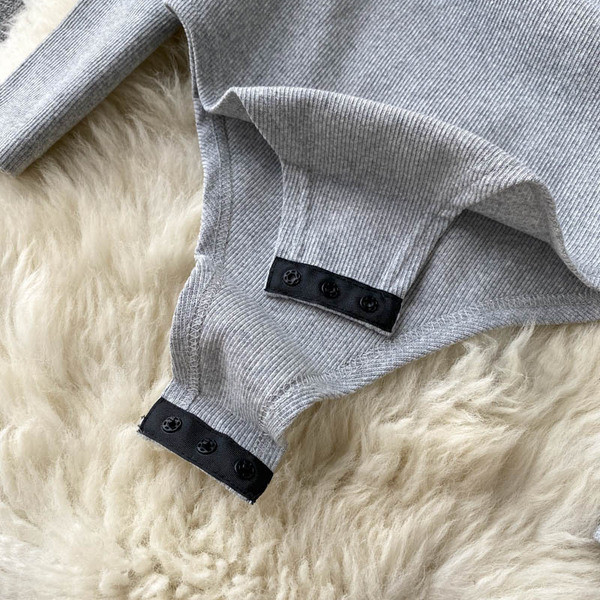 Női test hosszú ujjal és cipzárral