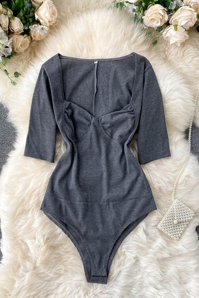 Női test szögletes nyakkivágással és 3/4-es ujjakkal