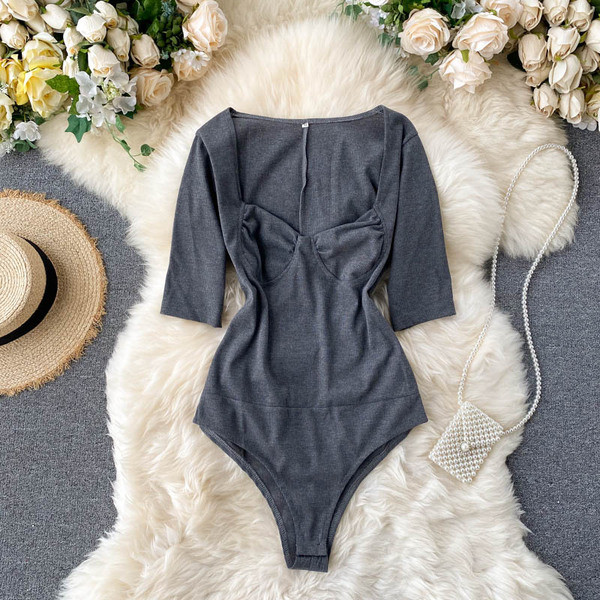 Női test szögletes nyakkivágással és 3/4-es ujjakkal