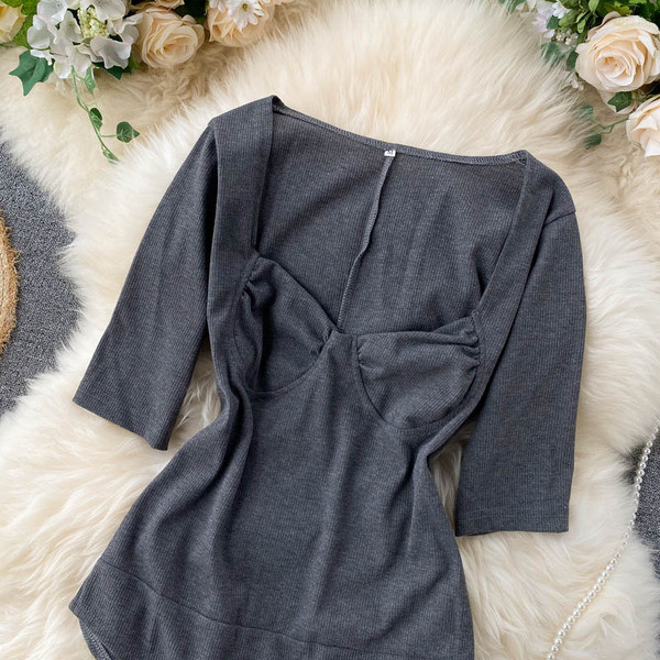 Női test szögletes nyakkivágással és 3/4-es ujjakkal