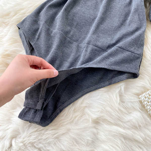 Női test szögletes nyakkivágással és 3/4-es ujjakkal