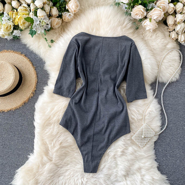 Női test szögletes nyakkivágással és 3/4-es ujjakkal