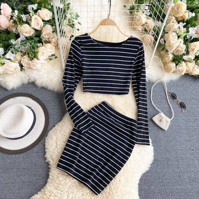 Μοντέρνα γυναικεία σετ φούστα και κοντή μπλούζα με μακριά μανίκια - δύο μοντέλα