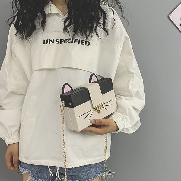 Modern női táska fém lánccal és fém csattal